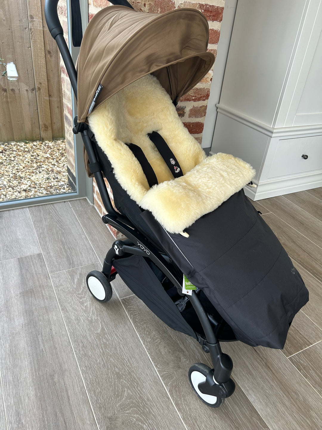 Babyzen yoyo pram footmuff in the sheepskin lined, a neat and compact fit and converts to a pram liner 