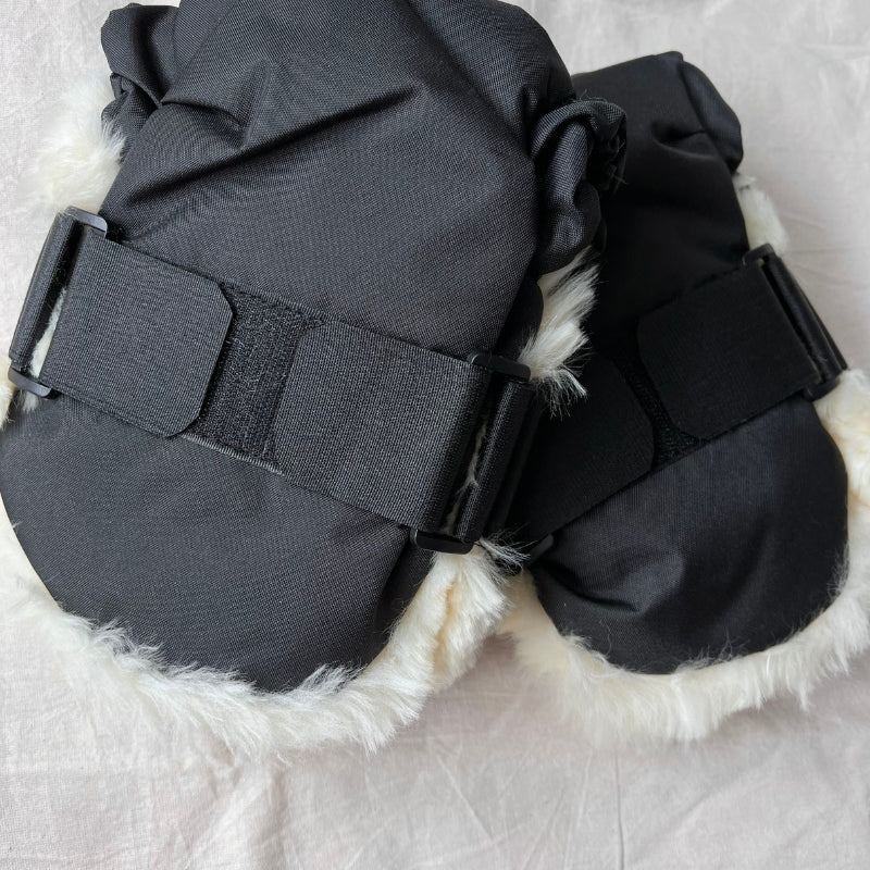 Velcro attachment on the Fellhof handwarmers in black