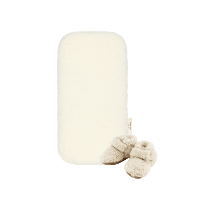 new arrival luxury newborn gift set with bassinet liner and soft lambskin booties