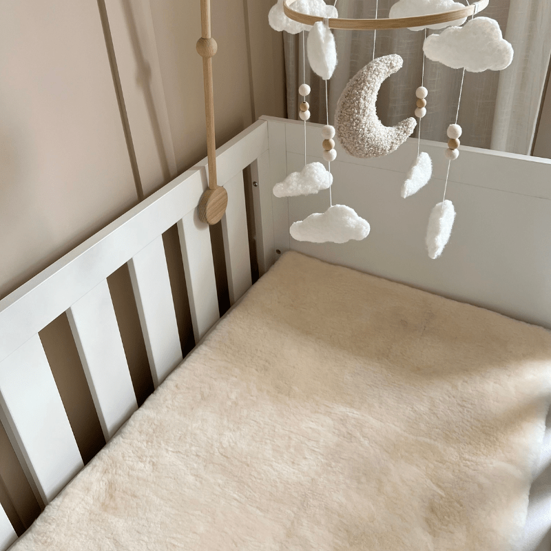 Mattress cover in the neutral shade Milk